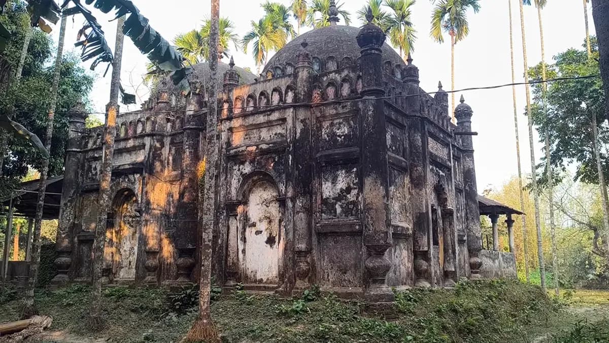 জরাজীর্ণ হয়ে পড়েছে ৭০০ বছরের ভূঁইয়া বাড়ি জামে মসজিদ