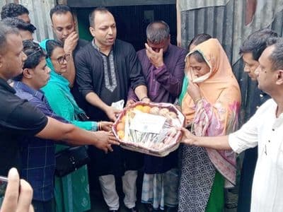 প্রধানমন্ত্রীর উপহার পেয়ে কান্নায় ভেঙে পড়লেন জুলাই গণঅভ্যুত্থানে শহীদ বিপ্লবের বাবা-মা