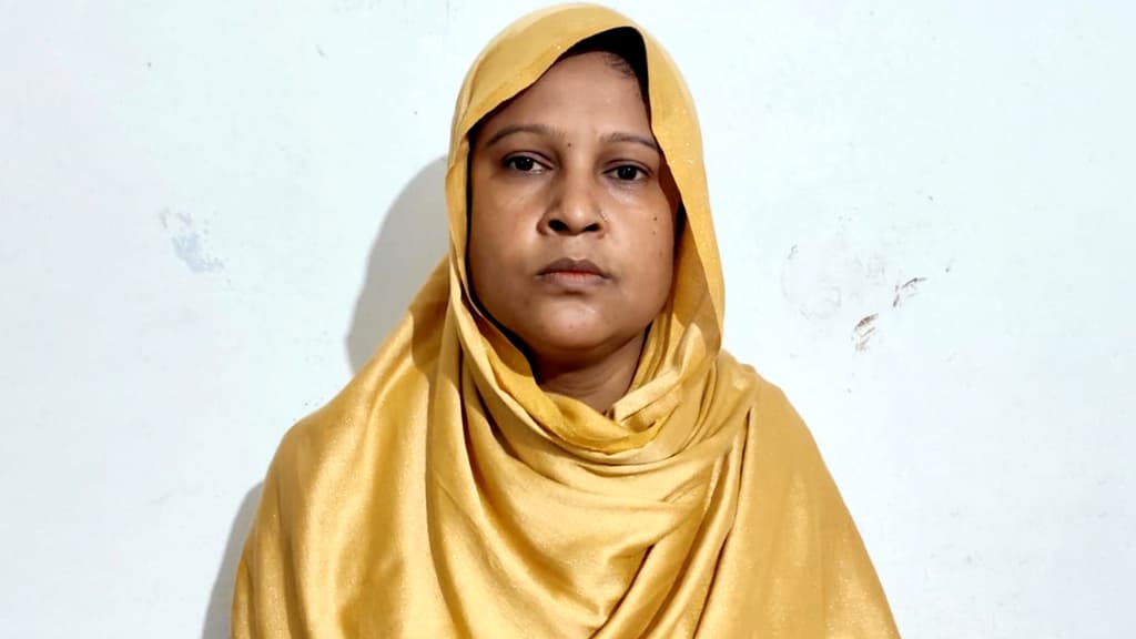 ১৫ আগস্ট উপলক্ষে দুস্থদের মাঝে খাবার বিতরণ করে যুব মহিলা লীগ নেত্রী গ্রেপ্তার