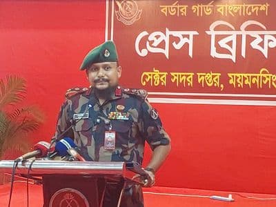 সীমান্তে বিজিবি’র অভিযানে ৩৩০ কোটি টাকার অবৈধ পণ্যসহ আটক ১০৪