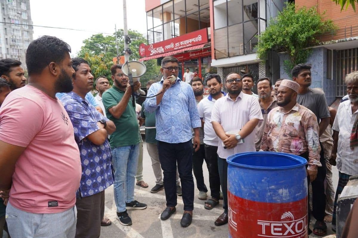 নগর পরিচ্ছন্নতায় নতুন উদ্যোগ: শহরের গুরুত্বপূর্ণ মোড়ে ময়লার ড্রাম স্থাপন