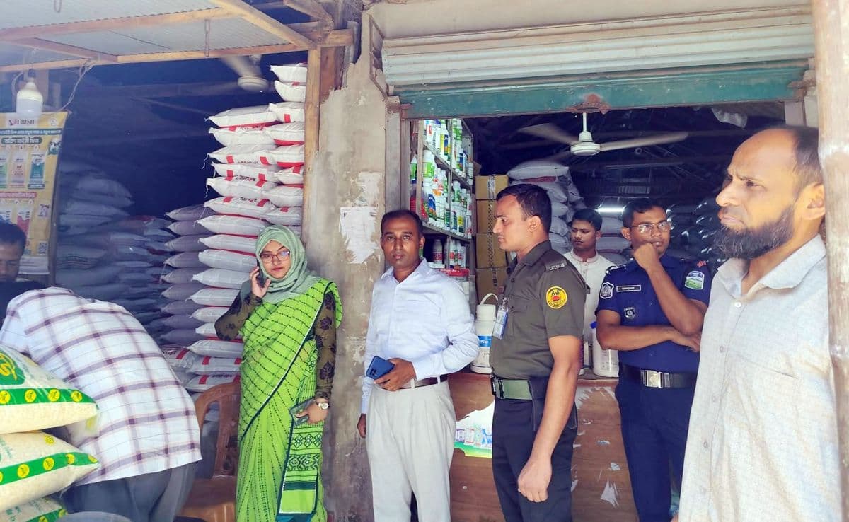 ঈশ্বরগঞ্জে পশু ও মৎস্যখাদ্য বিক্রেতা ৫ ব্যবসায়ীকে ৫০ হাজার টাকা জরিমানা