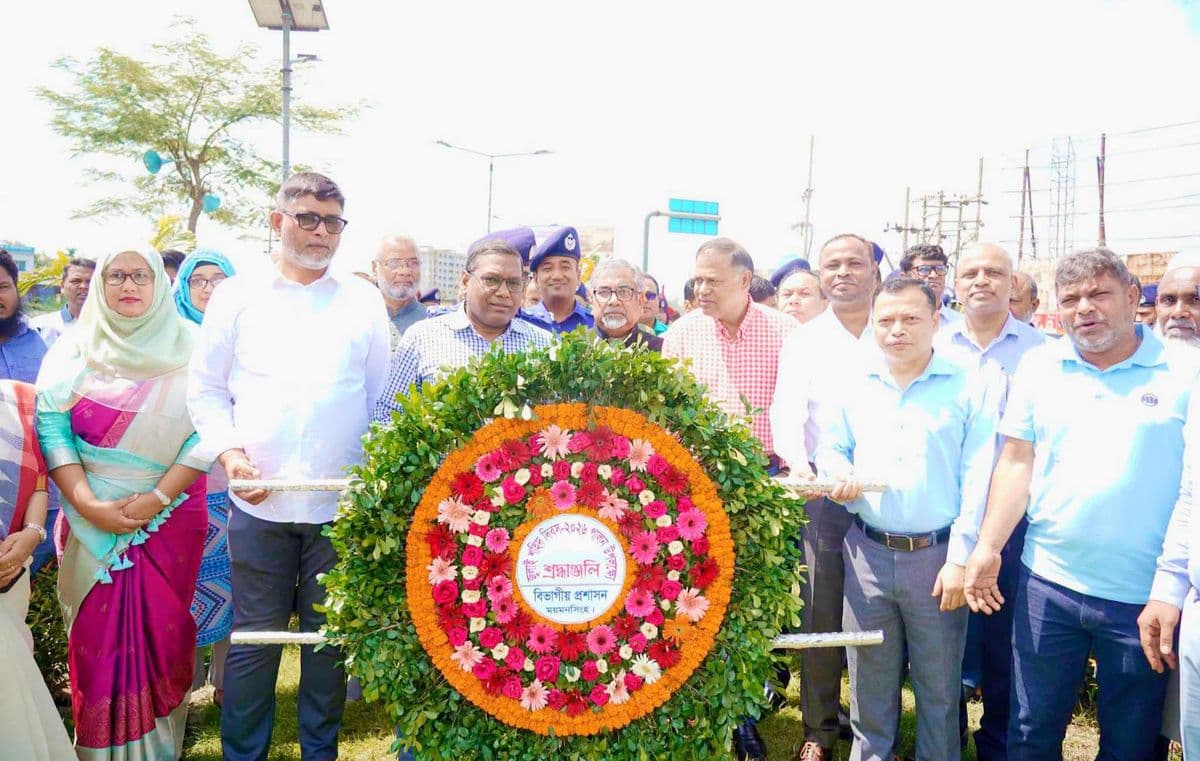১৬ জুলাই শহীদ দিবস উপলক্ষে জুলাই চত্বরে শ্রদ্ধাঞ্জলি