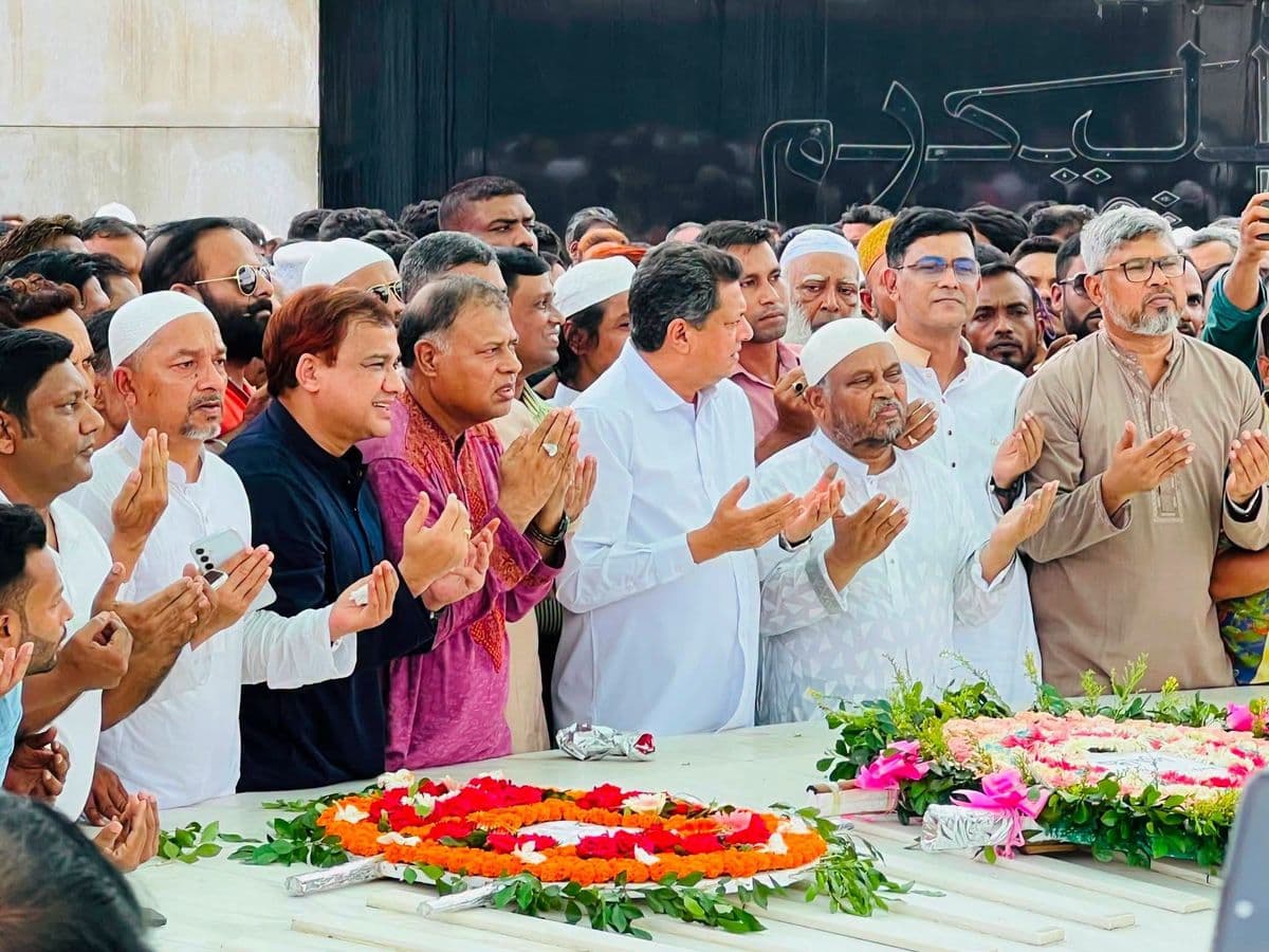 জিয়াউর রহমান ও খালেদা জিয়ার সমাধিতে ময়মনসিংহ উন্নয়ন কর্তৃপক্ষের চেয়ারম্যানের শ্রদ্ধা নিবেদন