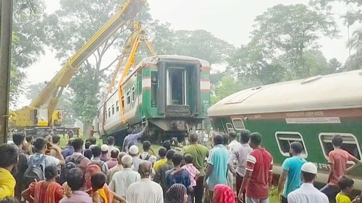 গৌরীপুরে লাইনচ্যুত ট্রেনের ৩ বগি উদ্ধার, ১৫ ঘণ্টা পর স্বাভাবিক ট্রেন চলাচল