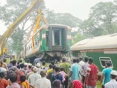 গৌরীপুরে লাইনচ্যুত ট্রেনের ৩ বগি উদ্ধার, ১৫ ঘণ্টা পর স্বাভাবিক ট্রেন চলাচল