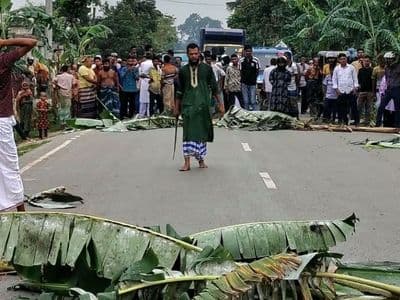 ঈশ্বরগঞ্জে আঞ্চলিক সড়কে কলাগাছ ফেলে রামদা হাতে যুবকের তাণ্ডব