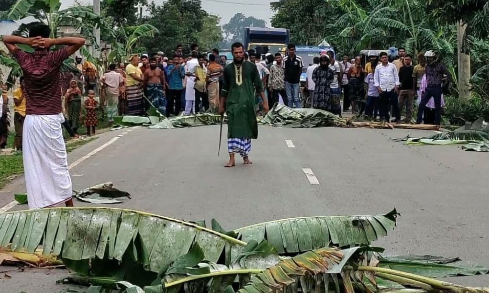 ঈশ্বরগঞ্জে আঞ্চলিক সড়কে কলাগাছ ফেলে রামদা হাতে যুবকের তাণ্ডব
