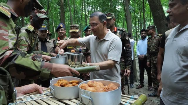 মাঠপর্যায়ের সেনাদের সাথে খাবার খেলেন প্রধানমন্ত্রী তারেক রহমান