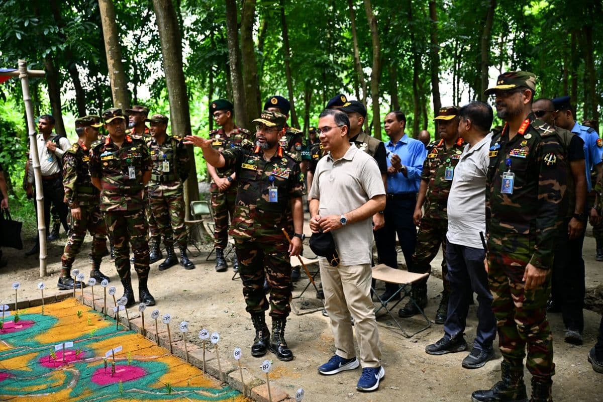 সেনাবাহিনীর গ্রীষ্মকালীন মহড়া আকস্মিক পরিদর্শনে প্রধানমন্ত্রী
