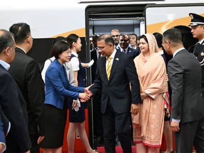 বেইজিংয়ে প্রধানমন্ত্রীকে লাল গালিচা সংবর্ধনা