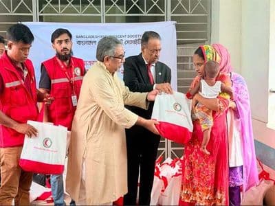 ময়মনসিংহে হাম রোগে আক্রান্ত শিশুদের মিনি হাইজিন পার্সেল বিতরণ