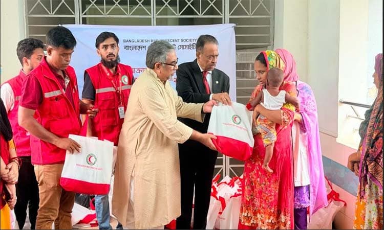 ময়মনসিংহে হাম রোগে আক্রান্ত শিশুদের মিনি হাইজিন পার্সেল বিতরণ