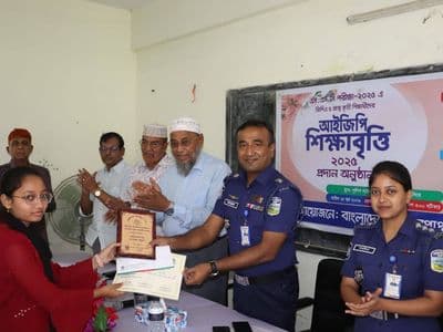ময়মনসিংহে কৃতী শিক্ষার্থীদের আইজিপি শিক্ষাবৃত্তি প্রদান