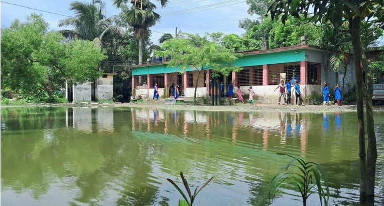 হাঁটুপানির নিচে স্কুলমাঠ, খেলাধুলা বন্ধ : শিক্ষার্থীদের অন্য প্রতিষ্ঠানে সরিয়ে নিচ্ছেন অভিভাবকরা