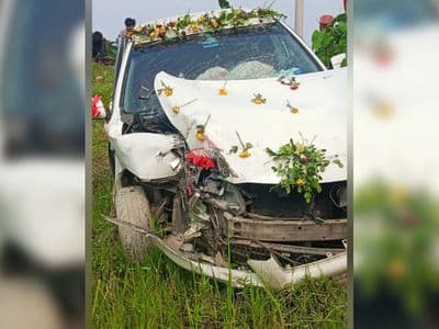 রেলক্রসিংয়ে বরযাত্রীর প্রাইভেটকার, ট্রেনের ধাক্কায় ছিটকে পড়ল ধান ক্ষেতে