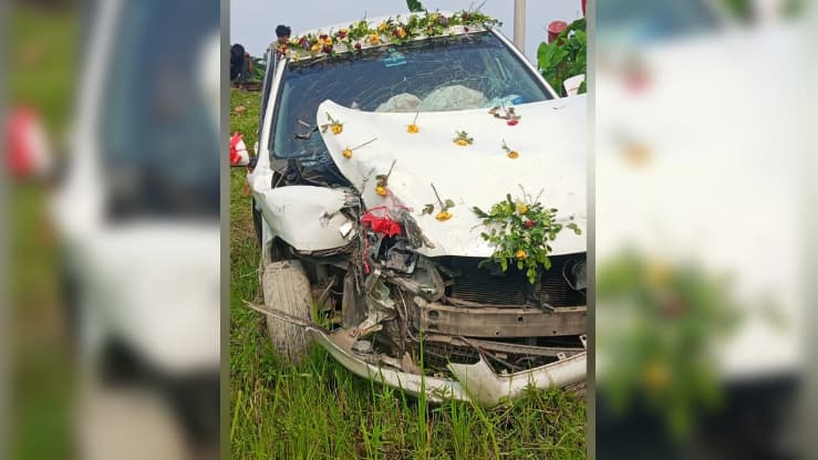 রেলক্রসিংয়ে বরযাত্রীর প্রাইভেটকার, ট্রেনের ধাক্কায় ছিটকে পড়ল ধান ক্ষেতে
