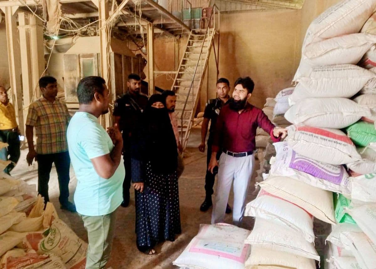 লাইসেন্স ও মানবিহীন খাদ্য উৎপাদন করায় এম ফিড মিলসকে ৫০ হাজার টাকা জরিমানা