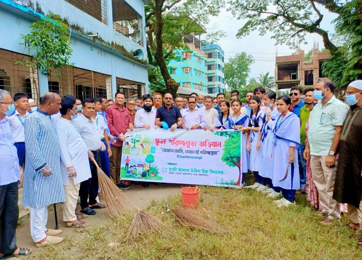 ঝাড়ু হাতে এমপি-ইউএনও, শিক্ষা প্রতিষ্ঠানে ‘ক্লিন সানডে’ কর্মসূচি