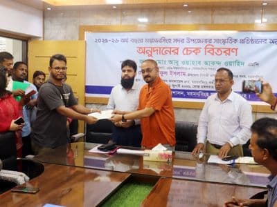সাংস্কৃতিক ও স্বেচ্ছাসেবী প্রতিষ্ঠানের মাঝে চেক বিতরণ করলেন আবু ওয়াহাব এমপি