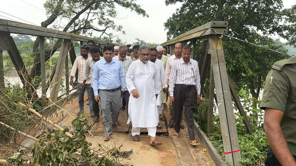 ভেঙে পড়া গোয়াতলা বেইলি ব্রিজ পরিদর্শনে সৈয়দ এমরান সালেহ প্রিন্স