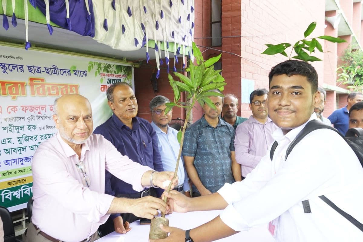 কেবি হাই স্কুলের শিক্ষার্থীদের মাঝে গাছের চারা বিতরণ