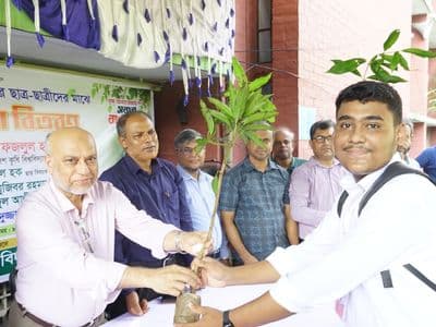 কেবি হাই স্কুলের শিক্ষার্থীদের মাঝে গাছের চারা বিতরণ