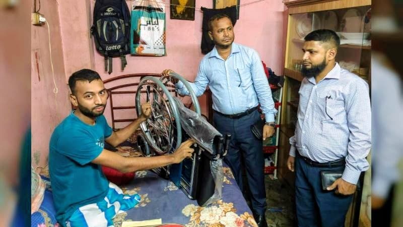 দুর্ঘটনায় ২ পা হারানো সাগরের পাশে ময়মনসিংহ জেলা প্রশাসন