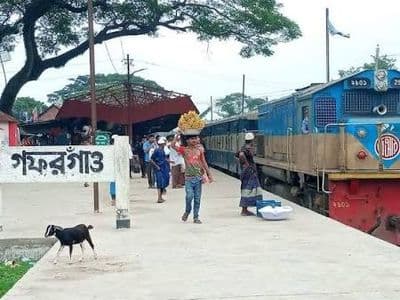 গফরগাঁওয়ে লাইনচ্যুত ট্রেনের বগি উদ্ধার : পৌনে ৮ ঘন্টার পর ঢাকা-ময়মনসিংহ রেলপথে ট্রেন চলাচল শুরু