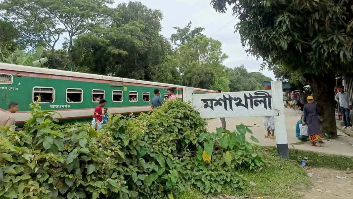 গফরগাঁওয়ে ট্রেনের ইঞ্জিন বিকল হয়ে ২ ঘণ্টা যোগাযোগ বন্ধ
